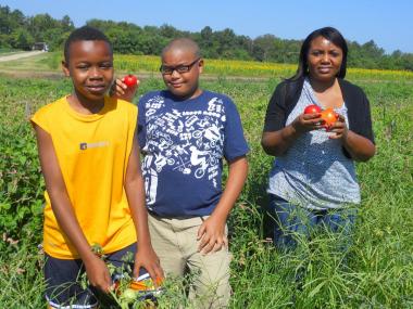 Volunteering as a family makes gleaning more fun!